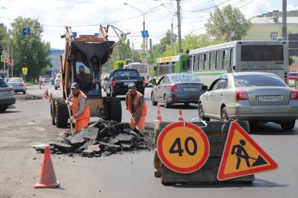 Красноярск. Рабочие во время ямочного ремонта асфальта на одной из улиц города.
