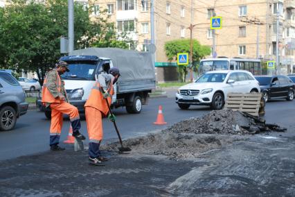 Красноярск. Рабочие во время ямочного ремонта асфальта  на одной из улиц города.