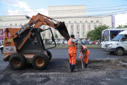 Красноярск. Рабочие во время ямочного ремонта асфальта  на одной из улиц города.