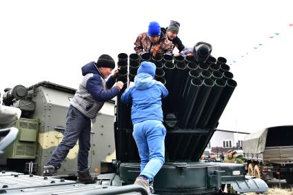 Остров Итуруп, Курильск. Дети осматривают военную технику в день празднования 73-й головщины Победы в Великой Отечественной войне.