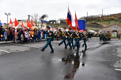 Остров Итуруп, Курильск. Военный парад в день празднования 73-й головщины Победы в Великой Отечественной войне.