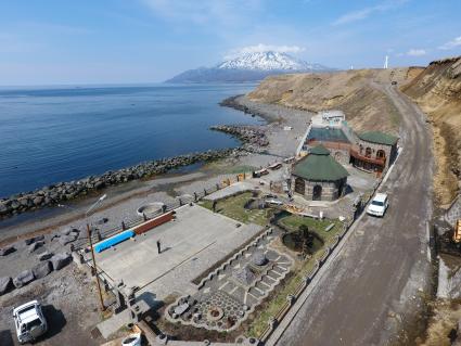 Остров Итуруп, Курильск. Вид на городской водно-оздоровительный комплекс `Ванночки`.