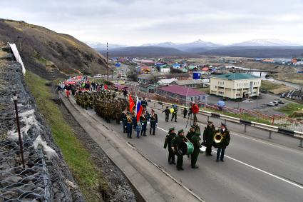 Остров Итуруп, Курильск. Военный парад в день празднования 73-й головщины Победы в Великой Отечественной войне.