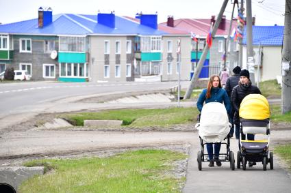 Остров Итуруп, Курильск. Мамы с колясками на улице города.