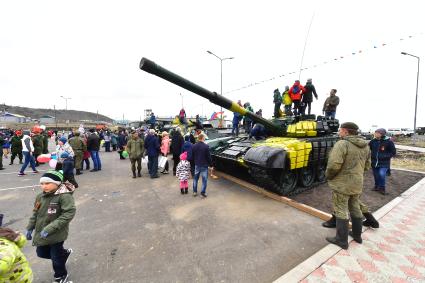 Остров Итуруп, Курильск. Дети осматривают военную технику в день празднования 73-й головщины Победы в Великой Отечественной войне.