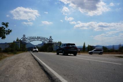 Крым, пос. Коктебель. Арка на въезде в поселок.