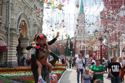 Москва. Женщина с девочкой на Никольской улице.