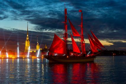 Санкт-Петербург. Шведский бриг Tre Kronor Stockholm во время праздника выпускников школ `Алые паруса`.