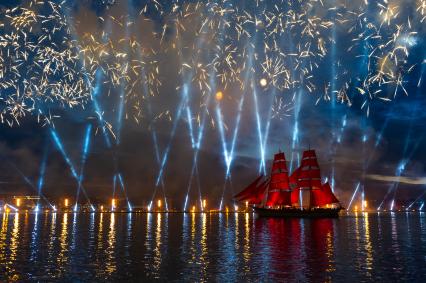 Санкт-Петербург. Шведский бриг Tre Kronor Stockholm во время праздника выпускников школ `Алые паруса`.