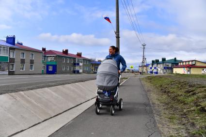 Остров Итуруп, Курильск. Женщины с колясками на улице города.