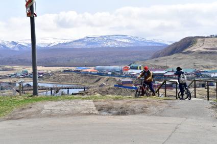 Остров Итуруп, Курильск. Местные ребята на велосипедах.