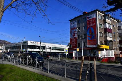 Сахалин, Южно-Сахалинск. Плакаты на домах на одной из улиц города.