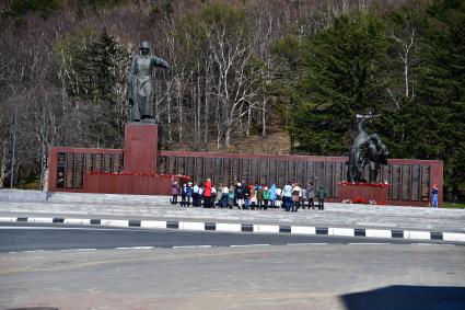 Сахалин, Южно-Сахалинск.  Монумент советским воинам, павшим за освобождение Южного Сахалина и Курильских островов.