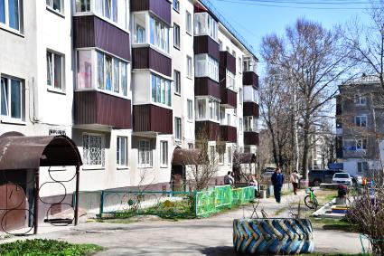 Сахалин, Южно-Сахалинск. В одном из дворов города.