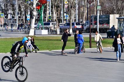 Сахалин, Южно-Сахалинск.  Велосипедисты на одной из улиц города.