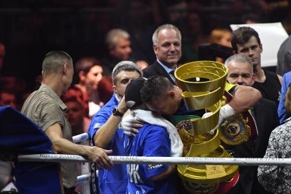 Москва.  Украинский боксер Александр Усик, завоевавший титул чемпиона мира по версиям Всемирного боксерского совета (WBC), Всемирной боксерской организации (WBO), Всемирной боксерской ассоциации (WBA) и Международной боксерской федерации (IBF) в весе до 90,71 кг в объединительном бою с российским боксером Муратом Гассиевым в финале Всемирной боксерской суперсерии WBSS за в СК `Олимпийский`.