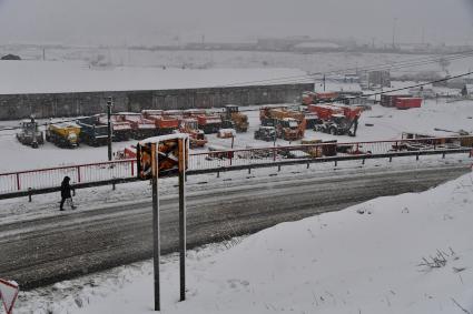 Остров Итуруп, Курильск. Спецтехника под снегом.