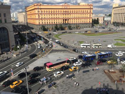 Москва. Двидение транспорта на Лубянской площади.