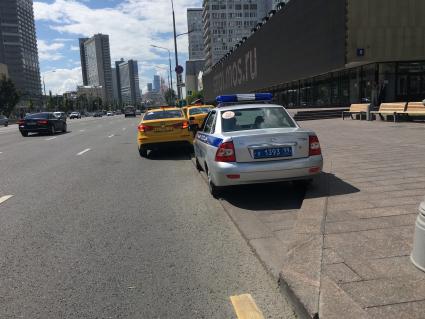 Москва. Желтое такси на Новом Арбате.