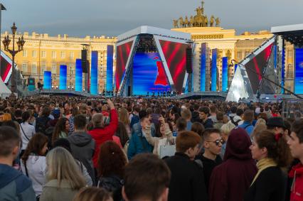 Санкт-Петербург.   Во время праздника выпускников школ `Алые паруса` на Дворцовой площади.