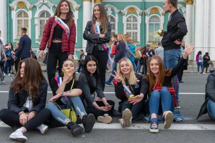 Санкт-Петербург.   Во время праздника выпускников школ `Алые паруса` на Дворцовой площади.