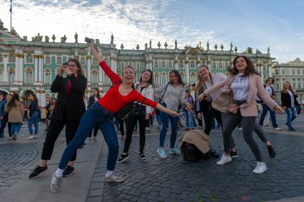 Санкт-Петербург.   Во время праздника выпускников школ `Алые паруса` на Дворцовой площади.