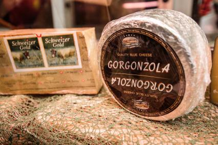 Челябинск.  Сыр Gorgonzola  в  супермаркете.