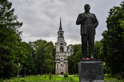 Селигер, Осташков. Старинная колокольня и памятник  ленину в парке `Свобода`.