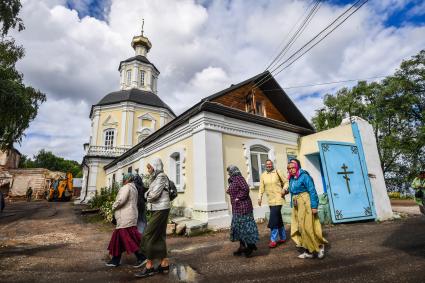 Селигер, Осташков. Прихожане выходят из храма  Богородицкого женского монастыря на полуострове Житное.