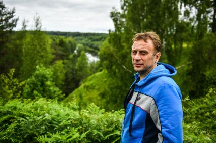 Селигер, село Ельцы. Корреспондент `Комсомольской правды` Владимир Ворсобин на смотроваой площадка в селе Ельцы.