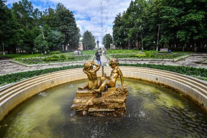Селигер, Осташков. Вид на фонтан в парке `Свобода`.