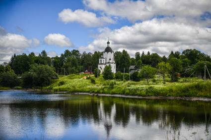 Селигер, село Ельцы.  Храм Покрова Пресвятой Богородицы.