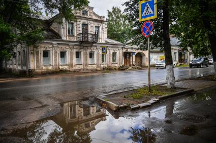 Селигер, Осташков. Старинный дом на одной из улиц города.