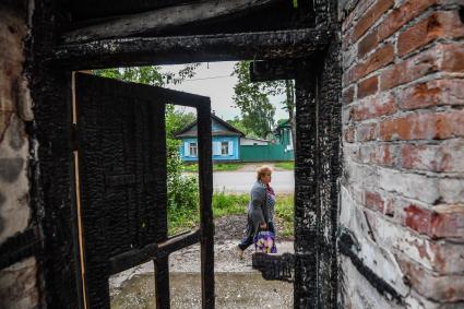 Селигер, Осташков. Старый развалившийся дом на одной из улиц города.