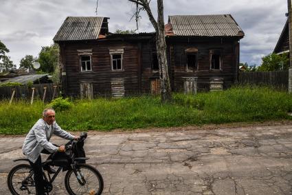 Селигер, Осташков. Велосипедист  на одной из улиц города.