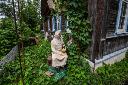 Селигер, Осташков. Садовая скульптура во дворе одного из домов города.