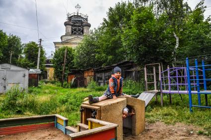 Селигер, Осташков. Дети играют во дворе  возле Вознесенской церкви и Троицкого собора.