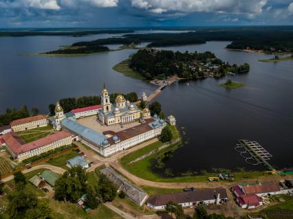 Селигер. Вид на монастырь Нилова Пустынь.