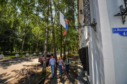 Селигер, Осташков.  Девочки на улице города.