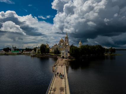 Селигер. Вид на монастырь Нилова Пустынь.