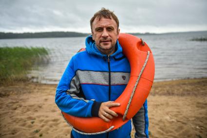 Тверская область, Селигер, деревня Свапуще. Корреспондент `Комсомольской правды` Владимир Ворсобин на пляже гостевого дома Вершина.