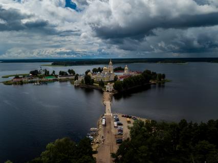 Селигер. Вид на монастырь Нилова Пустынь.