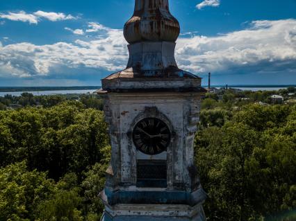 Селигер, Осташков. Вид на старинную колокольню в парке `Свобода`.