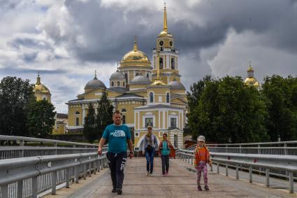 Селигер. Вид на монастырь Нилова Пустынь.