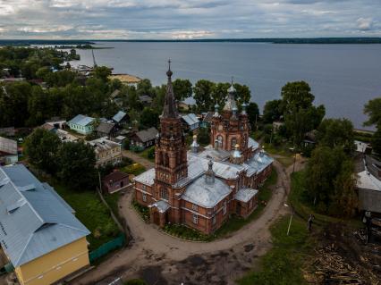 Селигер, Осташков. Вид на город и Вознесенский собор  Знаменского монастыря с высоты птичьего полета.