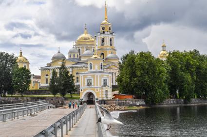 Селигер. Вид на монастырь  Нилова Пустынь.