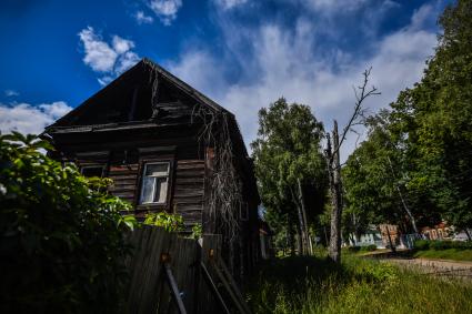 Селигер, Осташков. Деревянный дом на улице города.