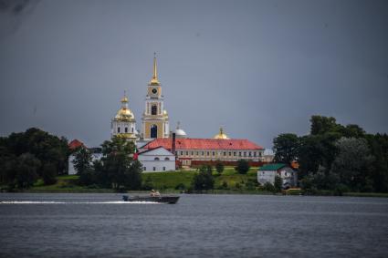 Селигер. Вид на монастырь Нилова Пустынь.