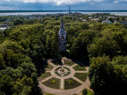 Селигер, Осташков. Вид сверху на фонтан и старинную колокольню в парке `Свобода`.