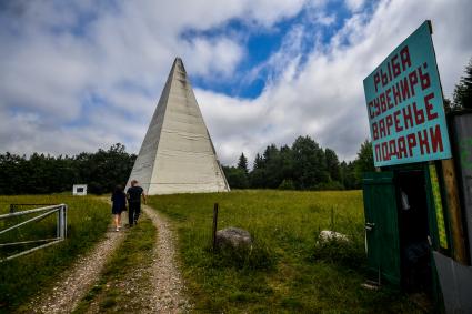 Тверская область, Селигер. Туристы возле пирамиды Александра Голода.